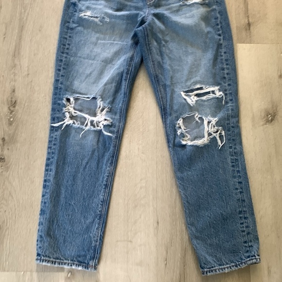 American Eagle Strigid Mom Jeans, Distressed, High Waisted, medium Wash Size‎ 4 - Picture 10 of 12